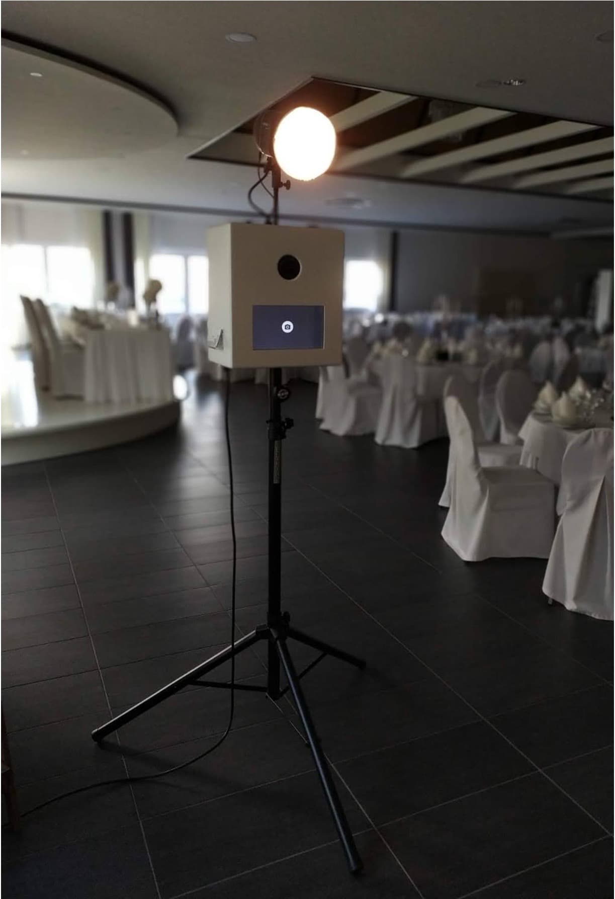 Selfiekiste in einem festlich gedeckten Hochzeitssaal